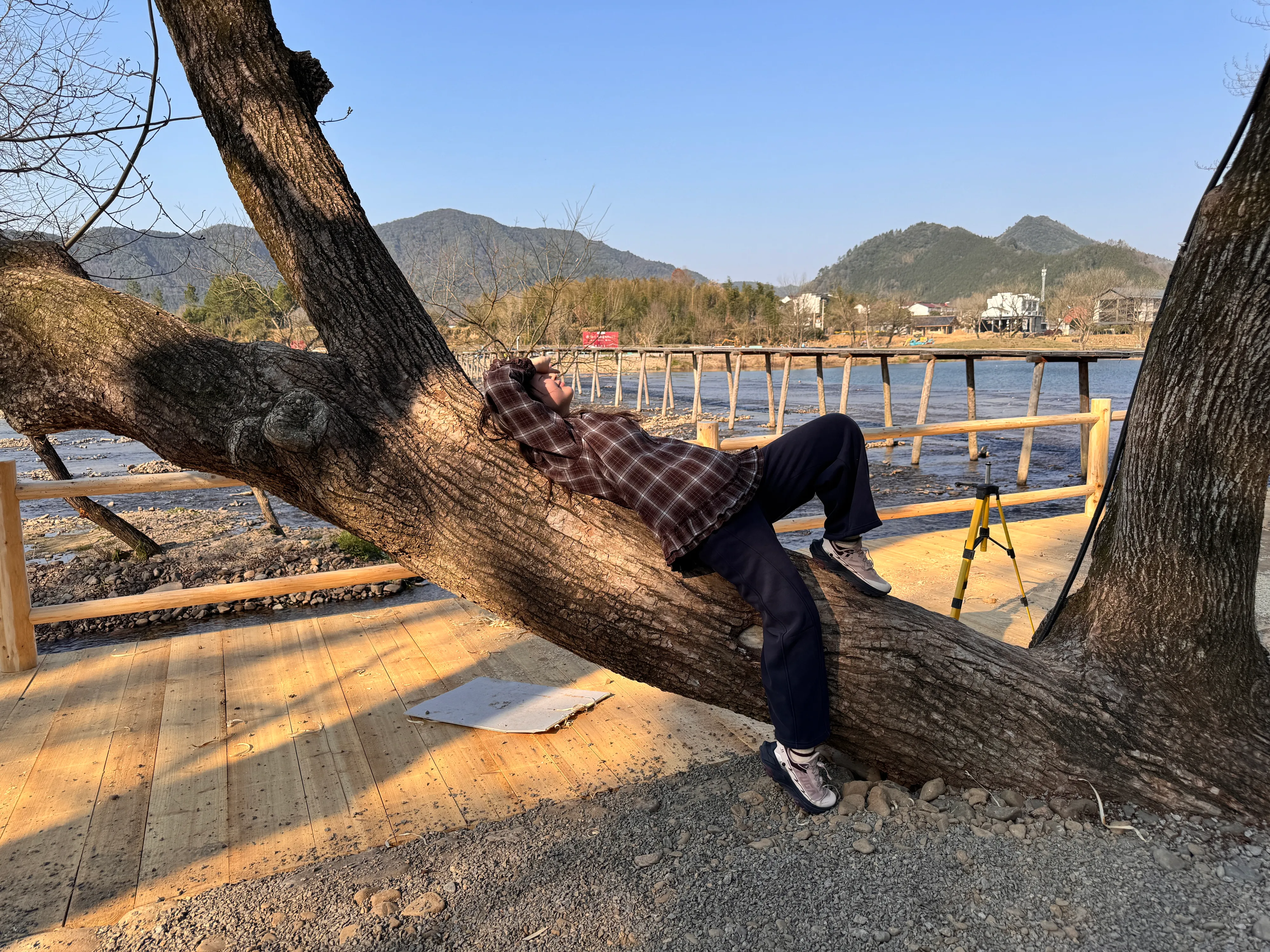 她在路上